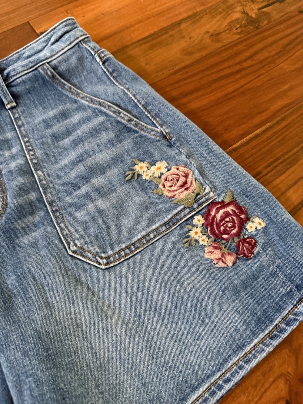 DRIFTWOOD High Waist Floral Embroidered Utility Shorts 26 - Picture 5 of 6